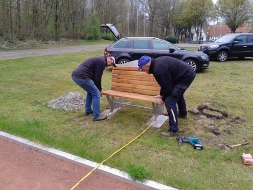 Die gestifteten Bänke werden aufgestellt
